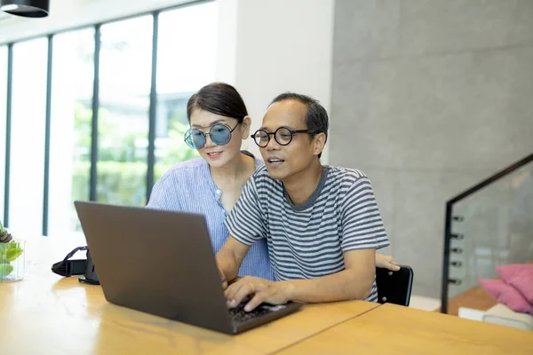 Asiatico Uomo Donna Lavoro Computer Portatile Casa Soggiorno — Foto Stock