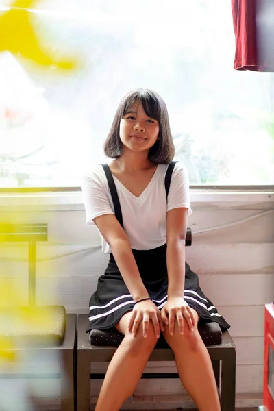 Porträt Eines Asiatischen Teenagers Schreibtisch — Stockfoto