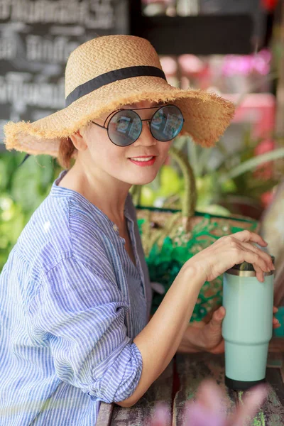 Woman Relaxing Cool Drink Bottlin Hand — Stock Photo, Image