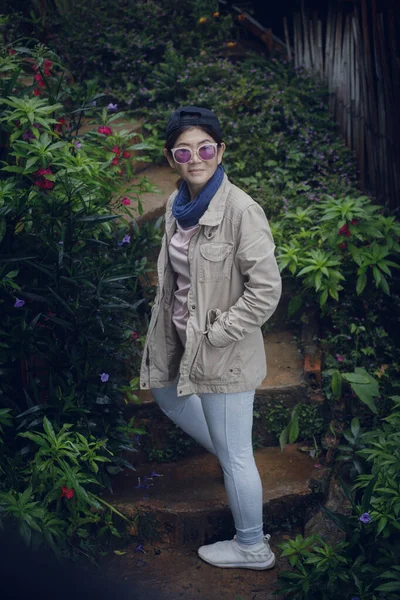 Retrato Mulher Asiática Sorridente Rosto Parque Verde — Fotografia de Stock