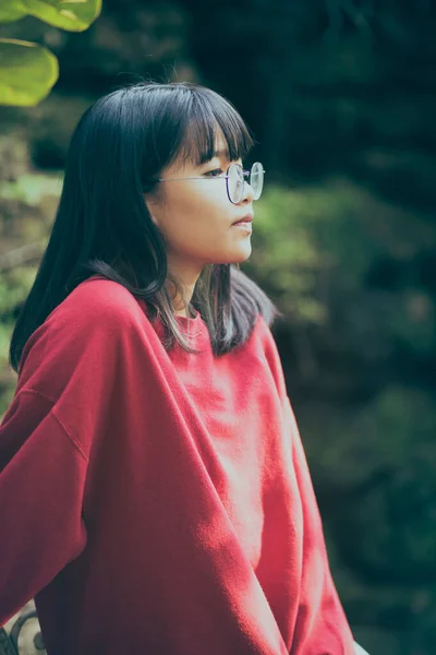Dışarıda Duran Gözlüklü Asyalı Bir Gencin Portresi — Stok fotoğraf