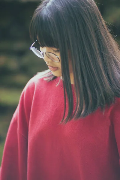 Portret Azjatyckiego Nastolatka Okularach Stojących Zewnątrz — Zdjęcie stockowe