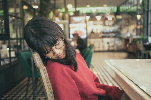 Asain Adolescente Tirar Uma Soneca Enquanto Sentado Sala Café — Fotografia de Stock