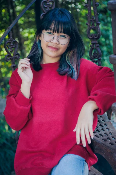 Azjatycki Nastolatek Noszenie Czerwony Sweter Stojący Zewnątrz — Zdjęcie stockowe