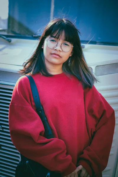 Asyalı Genç Açık Havada Kırmızı Kazak Giyiyor — Stok fotoğraf