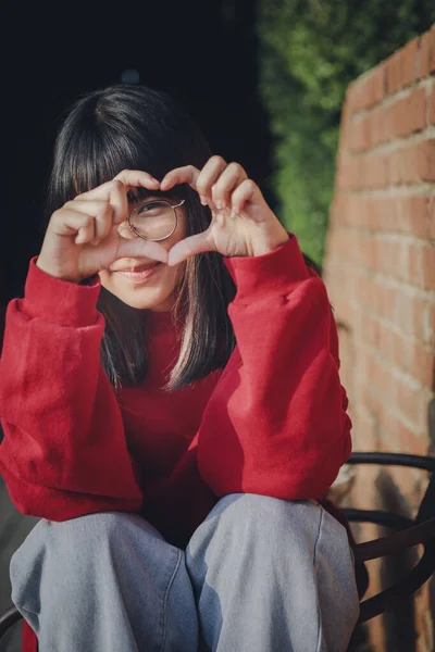 Портрет Веселого Азіатського Підлітка Робить Палець Знак Серця — стокове фото
