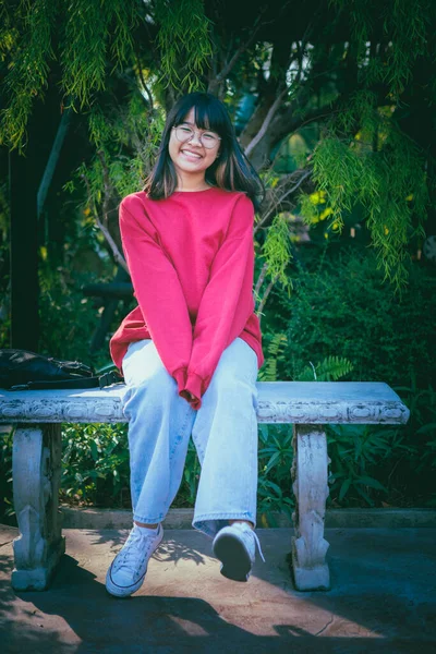 Uśmiechnięta Twarz Azjatyckiego Nastolatka Siedzi Ławce Zielonym Parku — Zdjęcie stockowe