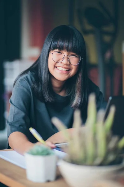 Zahm Lächelndes Gesicht Eines Asiatischen Teenagers Der Hause Computer Arbeitet — Stockfoto