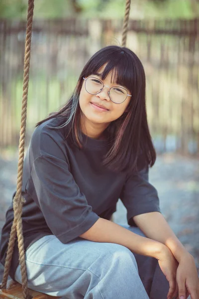 Gesicht Eines Asiatischen Teenagers Entspannt Sich Auf Einer Seilschaukel — Stockfoto