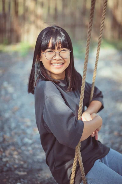 Gesicht Eines Asiatischen Teenagers Entspannt Sich Auf Einer Seilschaukel — Stockfoto