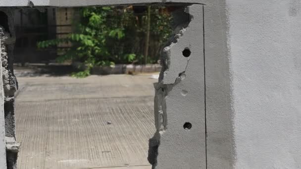 金属のハンマーによって壊れる具体的な壁 — ストック動画