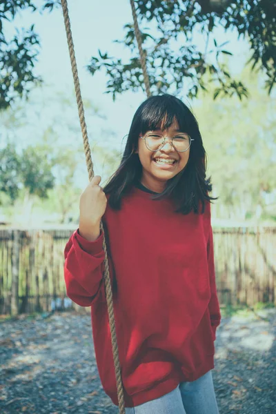 Asiático Adolescente Toothy Sorrindo Com Felicidade Parque — Fotografia de Stock