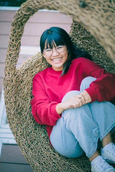 Azjatycki Nastolatek Toothy Uśmiech Szczęście Twarz Relaks Bambusowy Kołyska — Zdjęcie stockowe