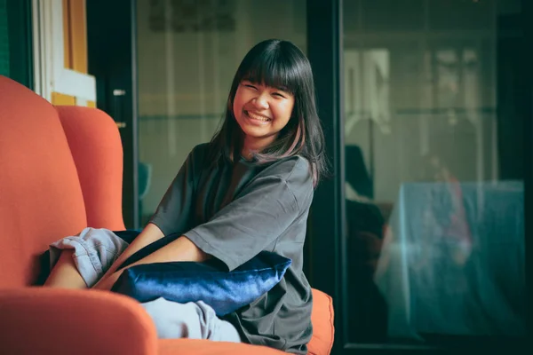 Asiatische Teenager Zahm Lächelndes Gesicht Entspannen Heimischen Wohnzimmer — Stockfoto