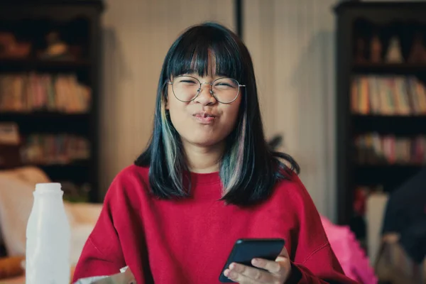 Лицо Счастья Азиатского Подростка Кушающего Закуски Домашней Гостиной — стоковое фото