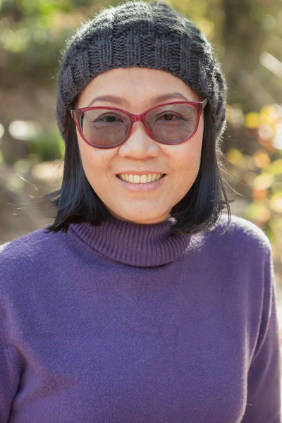 Портрет Улыбающегося Лица Азиатской Женщины Среднего Возраста Стоящей Открытом Воздухе — стоковое фото