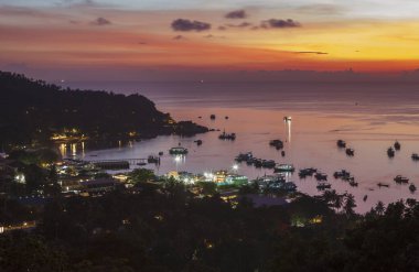 Koh Tao Adası üzerinde karanlık gökyüzü Güney Tayland Limanı