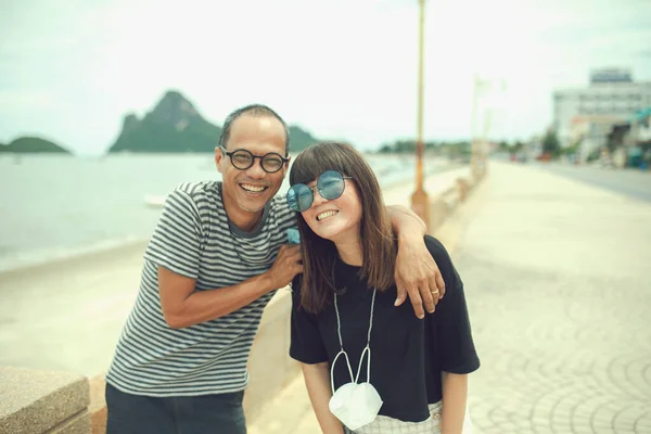 Parejas Mediana Edad Asiático Riendo Con Felicidad Pie Junto Playa —  Fotos de Stock