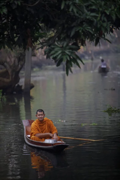 ラッチブリタイ 2019年1月11日 タイの僧セーリング木製のボートは タイの中心部にあるダンネオンサドゥアック運河ラッチブリで朝の食べ物を受け取るために — ストック写真