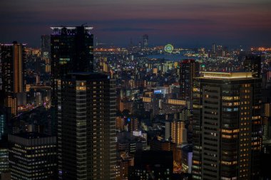 osaka japan - Kasım 7.2018: Osaka gökdeleninin yüksek açılı görüntüsü Osaka şehrinin güzel esmer gökyüzüne karşı