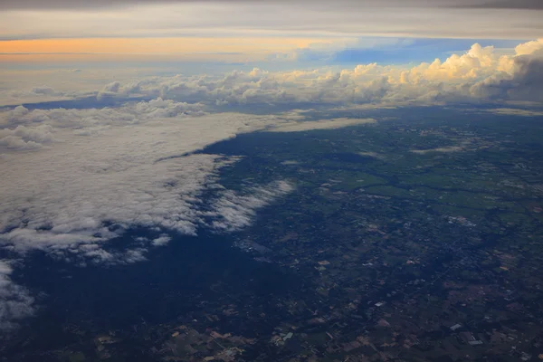 Regenwolke mit landwirtschaftlichem Feld in Thailand — Stockfoto