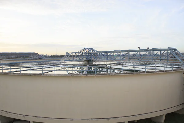 Grote tank van de watervoorziening in metropolitan water werken industrie pla — Stockfoto