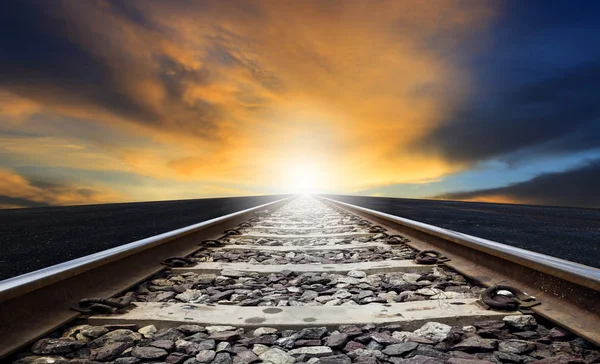 Perspective of rail way against beautiful dusky sky use for land — Stock Photo, Image