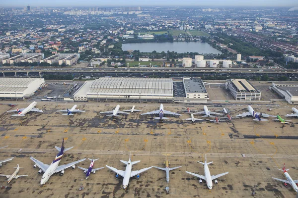 Bangkok thailand august 20: passagier- und kommerzflugzeug parki — Stockfoto