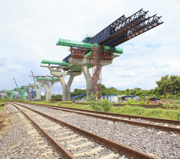 Spoorwegen en sky train structuur bouw gebruik voor de overheid — Stockfoto