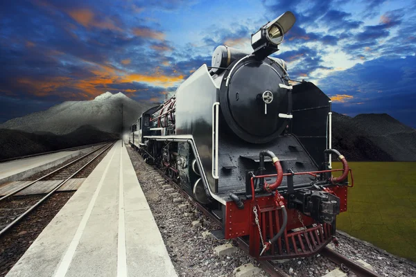 Tren de locomotora de motor de corriente en vías férreas con hermosa — Foto de Stock