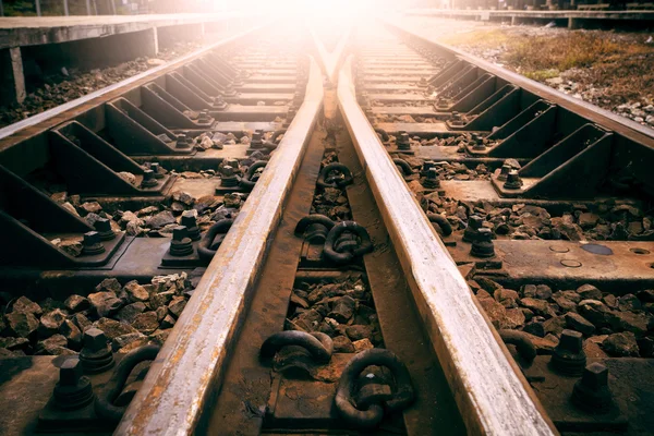 Kruising van gebruik van het spoor van de spoorwegen voor treinen vervoer en ruimtelijke transportindustrie — Stockfoto