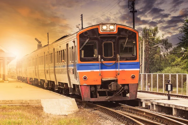 Дизельний двигун поїзда на колійній станції проти красивого пилу — стокове фото