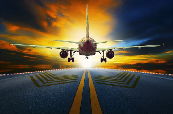 Arra készül, hogy vegye le a repülőtéri kifutópályák w sugárhajtású utasszállító repülőgép — Stock Fotó