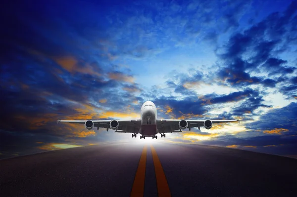 Aereo jet decollare dalle piste aeroportuali urbane uso per il trasporto aereo — Foto Stock