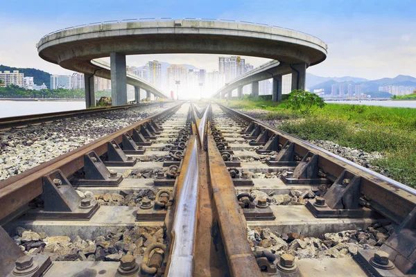 Spoorwegen track en de brug oversteken met stedelijke scène achter gebruik — Stockfoto