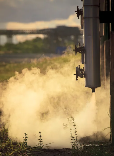 Tuyau sous pression avec fumée provenant d'un tube métallique dans une raffinerie de pétrole — Photo