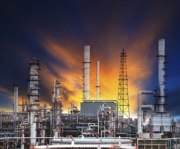 Oil refinery plant in heavy industry estate against beautiful du — Stock Photo, Image