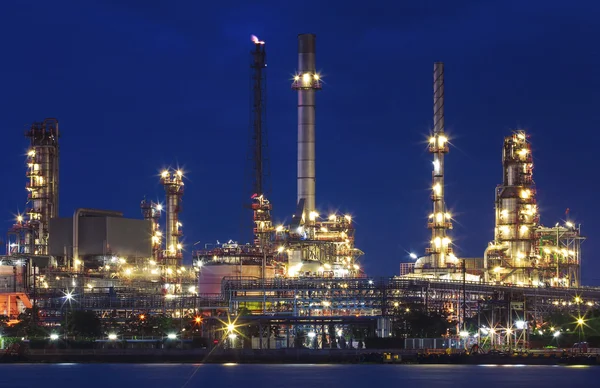 Iluminación de la planta de refinería de petróleo en la industria pesada contra —  Fotos de Stock