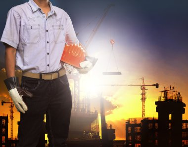 Vinç karşı beyaz kask ile çalışan ve inşaat site kullanım için İnşaat Mühendisliği ve İnşaat Sanayi iş yapı mühendisi adam