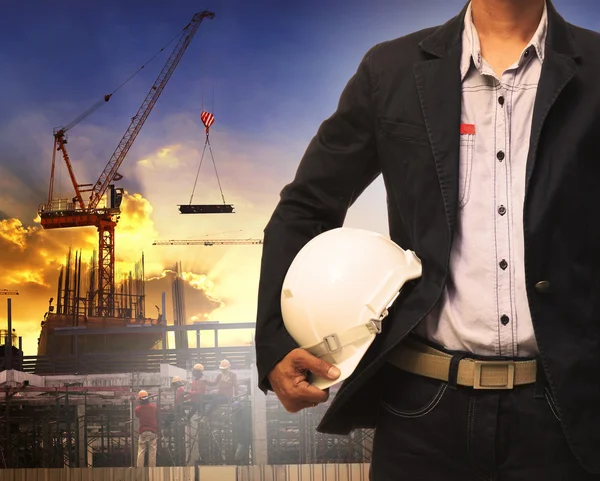 Инженерный человек и белый защитный шлем, работающие в строительстве — стоковое фото
