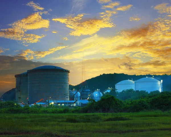 Paisagem do tanque de armazenamento de óleo do canteiro de obras na refinaria pe — Fotografia de Stock