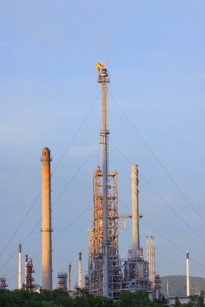 푸른 하늘에 대 한 석유 정유 공장 굴뚝에 타는 불 — 스톡 사진