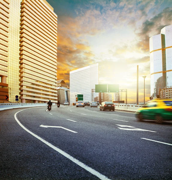 Transporte terrestre con puesta de sol escena urbana uso para la vida de la ciudad backgr —  Fotos de Stock