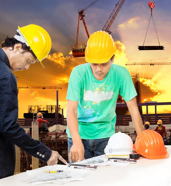 Engineer and worker man working in building construction site wi — Stock Photo, Image