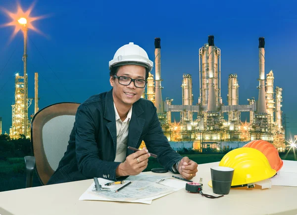 Engineering man working on table aginst beautifult lighting of o — Stock Photo, Image