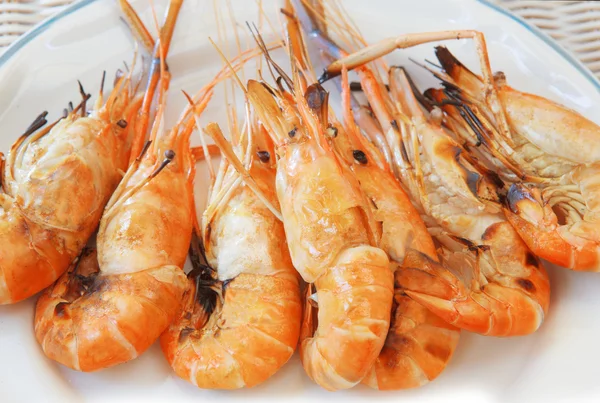 Crevettes d'eau douce grillées sur le feu prêt à manger sur plat blanc — Photo