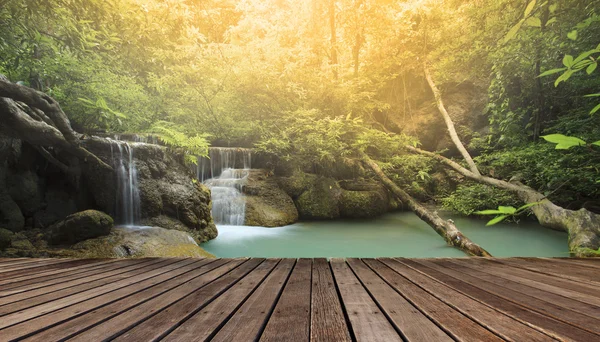Дерев'яна тераса на тлі красивих вапнякових водоспадів — стокове фото