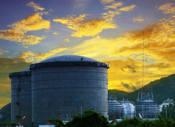 Ландшафт строительной площадки резервуар для хранения нефти на НПЗ — стоковое фото
