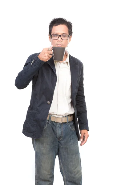 Sıcak bir içecek kahve kupa bardakta içki genç Asyalı adam portresi — Stok fotoğraf