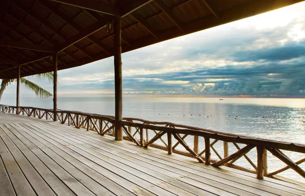 Terrasse en bois dans pavillon en bois contre la mer paisible du ciel — Photo